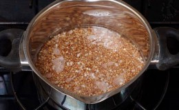 ¿Cuántas calorías tiene el trigo sarraceno hervido en agua?