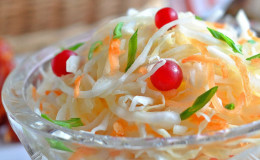 Ang pagluluto ng kamangha-manghang sauerkraut na may mga ubas ayon sa pinakamahusay na mga recipe