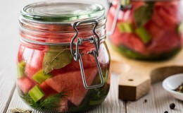 How easy and delicious to prepare pickled watermelons for the winter in jars without sterilization