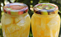 Nangungunang 8 pinakamahusay na mga recipe para sa paggawa ng melon sa syrup para sa taglamig sa mga lata