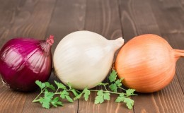 Compare how red onions differ from ordinary ones and choose the best one
