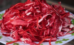 Ang masarap na sauerkraut na mga recipe na may mga beets na walang suka