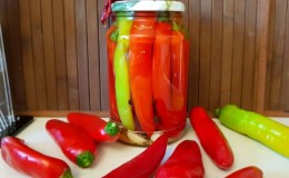 I modi migliori per raccogliere i peperoncini per l'inverno: ricette per conservare e asciugare i condimenti caldi