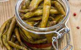 Como cozinhar pimenta tsitsak em conserva para o inverno: receitas simples e recomendações para preparação e armazenamento