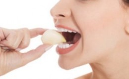 ماذا يحدث إذا كنت تأكل الثوم كل يوم ، ومقدار استخدامه حتى لا يضر بصحتك