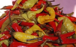 Kalt eingelegte Peperoni in Essig: die besten Rezepte und Tipps von erfahrenen Hausfrauen