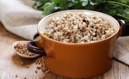 ¿Hay fibra en el trigo sarraceno y qué cantidad hay en los cereales hervidos?