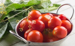 Topp 10 bästa recept på hur man sylt tomater i en fat, funktioner i förberedelse av behållare och lagring av färdiga pickles