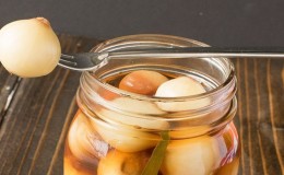 Kış için lezzetli tarifler: sterilizasyon olmadan soğan turşusu