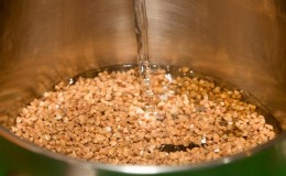 Tahılları doğru şekilde hazırlıyoruz: pişirmeden önce karabuğdayı yıkamanız gerekiyor mu ve nasıl yapılır?