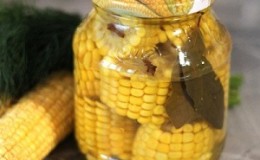 Ako variť nakladanú kukuricu na klas na zimu: najlepšie recepty