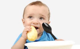 Abordar las preguntas de por qué el niño come patatas crudas y si es perjudicial