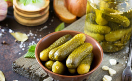 Recipe for a delicious winter snack: crispy pickled cucumbers with vodka
