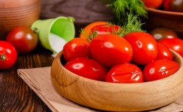 De mest deilige og enkle oppskriftene for pickling av tomater i en bøtte: vi gjør gode forberedelser til vinteren