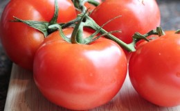 Ποικιλίες ποικιλιών και υβριδίων ντομάτας και τα χαρακτηριστικά τους