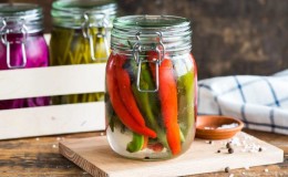 Ako uvariť chutné nakládané papriky na zimu: najlepšie recepty od skúsených žien v domácnosti