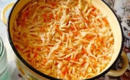 Simple, mabilis at napaka-masarap na mga recipe para sa salting repolyo para sa taglamig