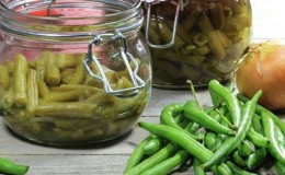 Селекция от най-добрите рецепти за консервиран зелен фасул: готвим вкусно и оригинално от прости съставки