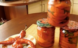 Gör-det-själv smakfulla snacks: matlagning inlagda paprika för vintern med smör