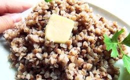 How many proteins, fats and carbohydrates are in buckwheat and what else is it rich in?