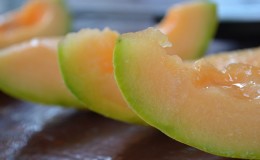 Jak melon wpływa na jelita: osłabia lub wzmacnia?
