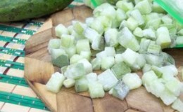 Kış için dondurucuda taze salatalık nasıl dondurulur: sebzelerin hazırlanmasından buzlarının çözülmesine kadar adım adım talimatlar