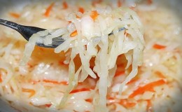 Comment faire cuire la choucroute avec du raifort et des carottes savoureuse et simple