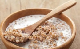 ¿Es posible comer trigo sarraceno con leche: cuáles son los beneficios y daños de tal combinación?
