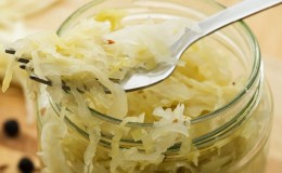 Paano maayos na lutuin ang sauerkraut nang walang asin