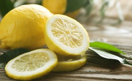 Wer wird gezeigt und wie ist Zitrone nützlich für den Körper einer Frau
