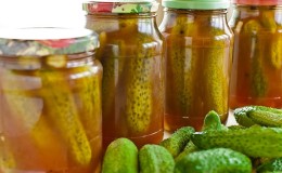 Hoe u ingelegde komkommers met chiliketchup voor de winter bereidt: recepten en tips