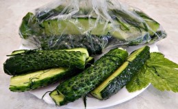 Bir torbada salatalık turşusu nasıl hızlı ve lezzetli pişirilir