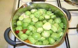 Ang pinakamahusay na mga recipe sa kung paano mag-salt Brussels sprouts para sa taglamig