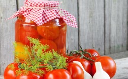 Wie man köstliche eingelegte Tomaten für den Winter kocht: eine Auswahl der besten Rezepte von erfahrenen Hausfrauen
