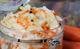 Wie kann man Sauerkraut auf verschiedene Arten köstlich in Scheiben kochen?