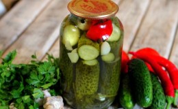 Sitrik asitli salatalık turşusu özellikleri: 1 ve 3 litrelik kavanozlar için tarifler