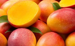 Hoe de rijpheid van een mango te bepalen en het fruit thuis te laten rijpen