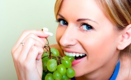 What is the calorie content of grapes, and how is it good for health