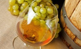 Quais variedades de uvas francesas e Kuban são usadas para fazer conhaque