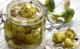 Herkullisia reseptejä peitattujen parsakaalin valmistamiseksi talveksi kokeneilta kotiäidiltä