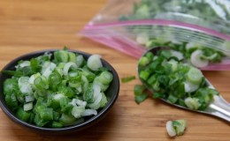 Preparamos verduras para el invierno: ¿es posible congelar cebollas verdes y cómo hacerlo correctamente?