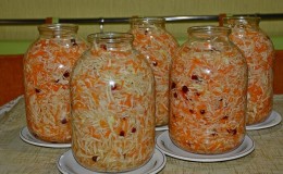 Mga recipe para sa masarap na sauerkraut sa 3 litro garapon para sa taglamig at mga rekomendasyon para sa pag-iimbak ng meryenda
