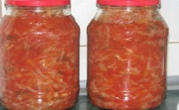 Geriausi kopūstų derliaus nuėmimo pomidorų sultyse receptai žiemai be sterilizacijos