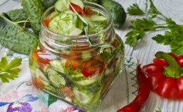 Kış için kesilmiş salatalıkları korumanın sırları: sarımsak ile sterilizasyon yapılmadan tarifler