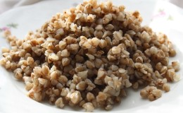 ¿Cuál es el contenido calórico del trigo sarraceno hervido?