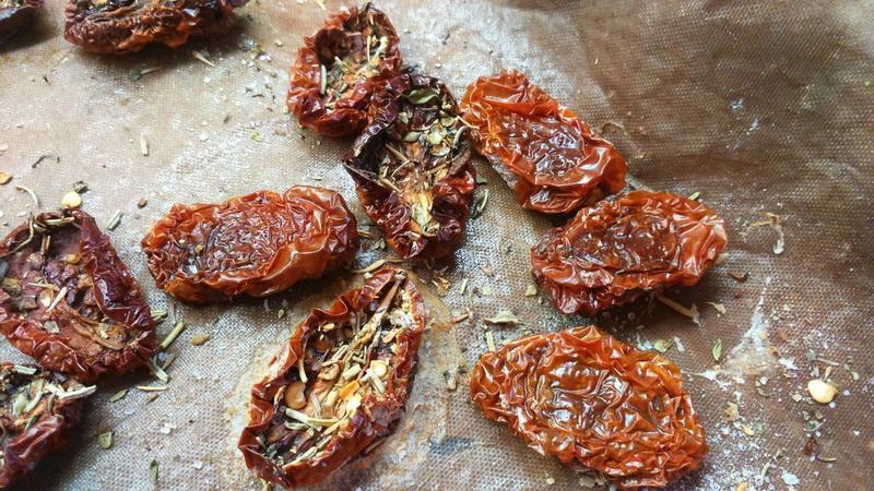 So kochen Sie sonnengetrocknete Tomaten zu Hause: verschiedene Arten und die leckersten Rezepte