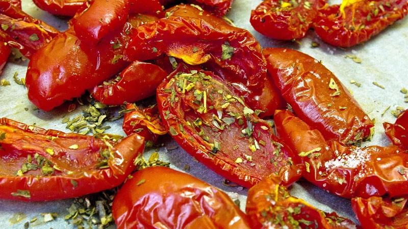 So kochen Sie sonnengetrocknete Tomaten zu Hause: verschiedene Arten und die leckersten Rezepte