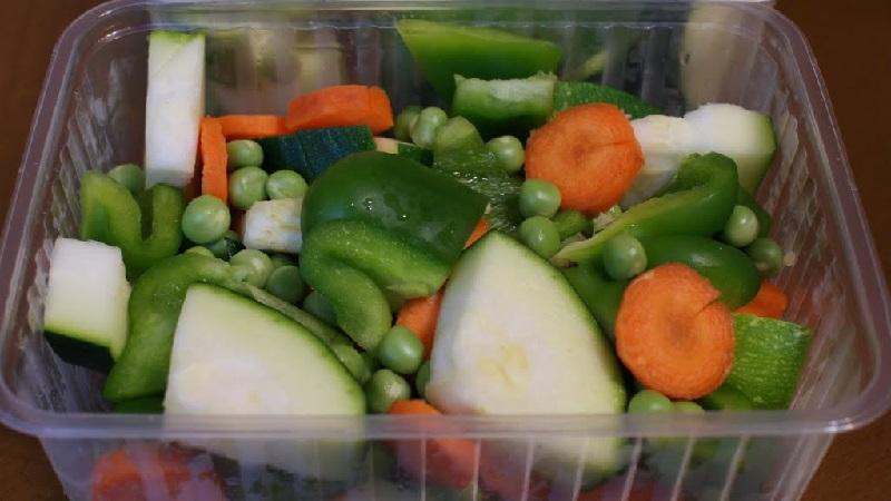 Préservons le goût et les avantages: comment congeler les courgettes fraîches pour l'hiver et quoi en cuire plus tard