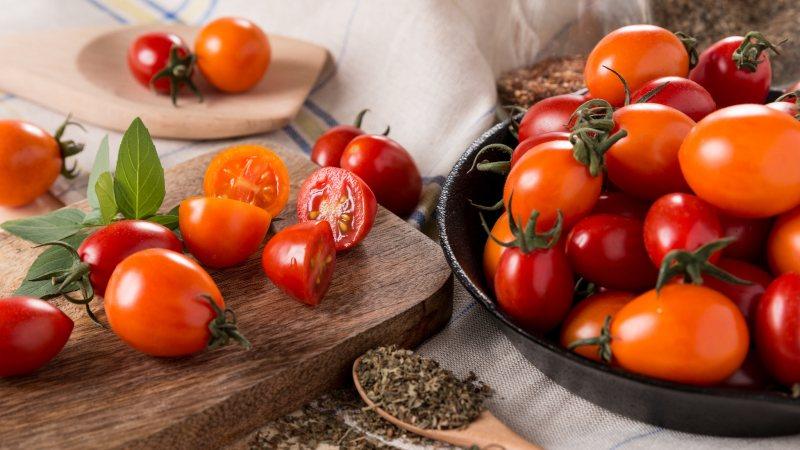 Les meilleures recettes express sur la façon de mariner les tomates dans un sac rapidement et savoureusement: ingrédients, instructions et conseils des ménagères