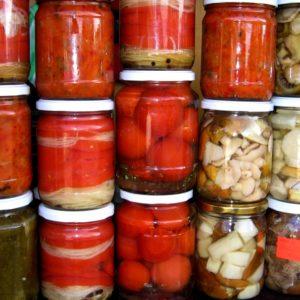 Een populaire variëteit, geliefd bij veel tuinders: Samara-tomaat en de voordelen ervan ten opzichte van andere soorten tomaten